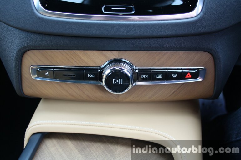 2015 Volvo XC90 D5 Inscription buttons and dial full review
