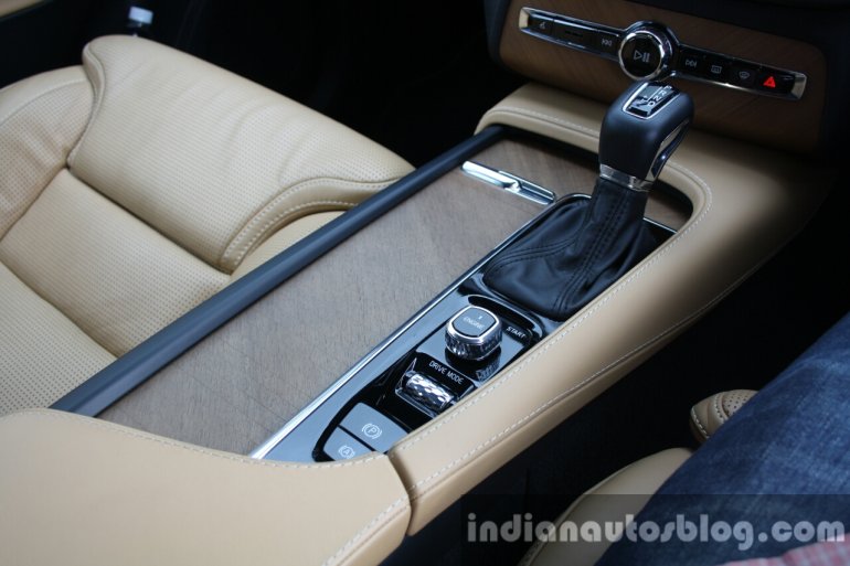 2015 Volvo XC90 D5 Inscription floor console side full review
