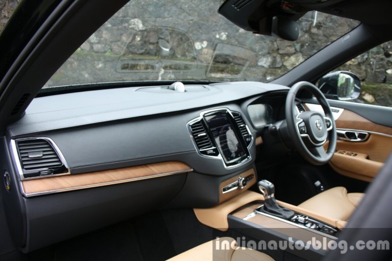 Volvo Xc90 D5 Car Interior Speedometer Stock Photo 1677086254 | Shutterstock