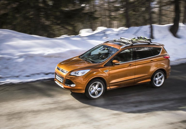 2016 Ford Kuga front three quarter unveiled
