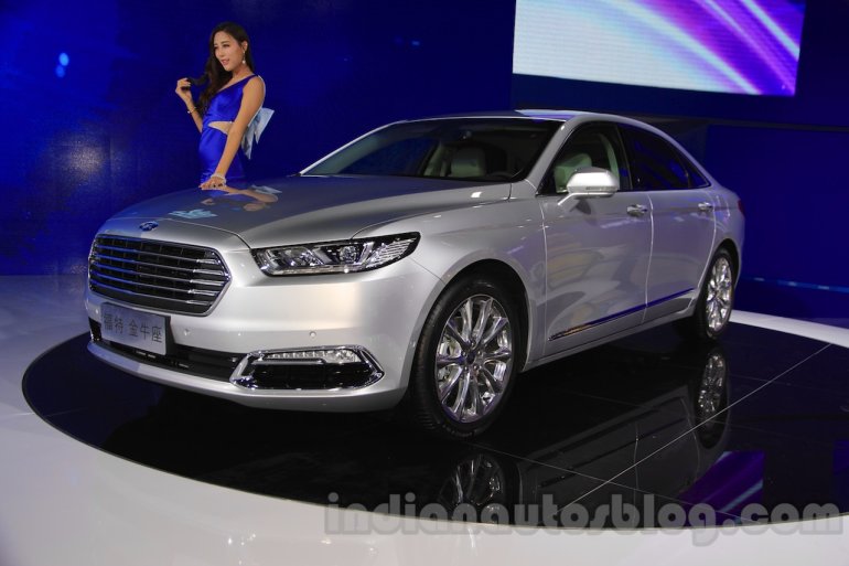 2016 Ford Taurus front quarters at the 2015 Chengdu Motor Show