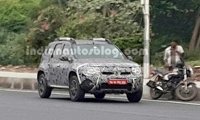 2016 Renault Duster (facelift) front quarter snapped by IAB reader