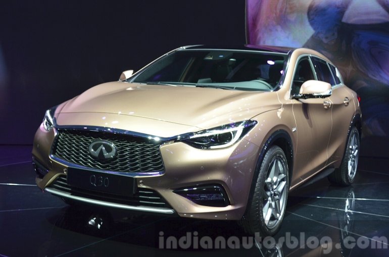 Infiniti Q30 front three quarters at IAA 2015