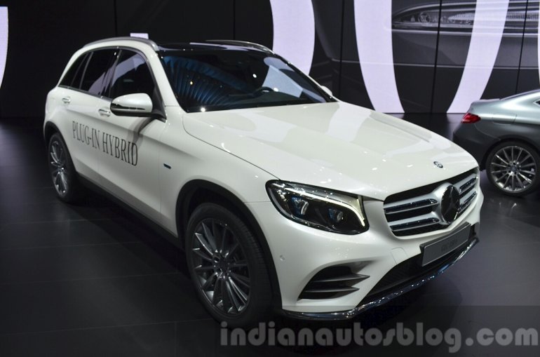 Mercedes GLC 350e 4MATIC front three quarter at IAA 2015