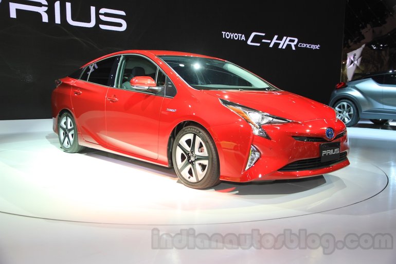 2016 Toyota Prius front quarter at the 2015 Tokyo Motor Show