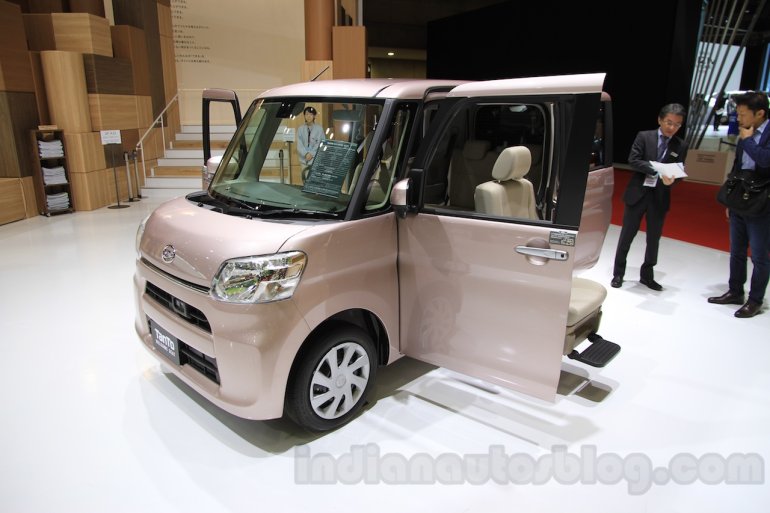 Daihatsu Tanto Welcome Seat front threee quarter at the 2015 Tokyo Motor Show