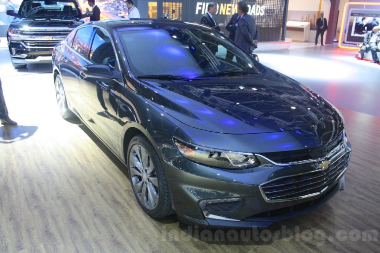 2016 Chevrolet Camaro front quarter at the 2015 Dubai Motor Show