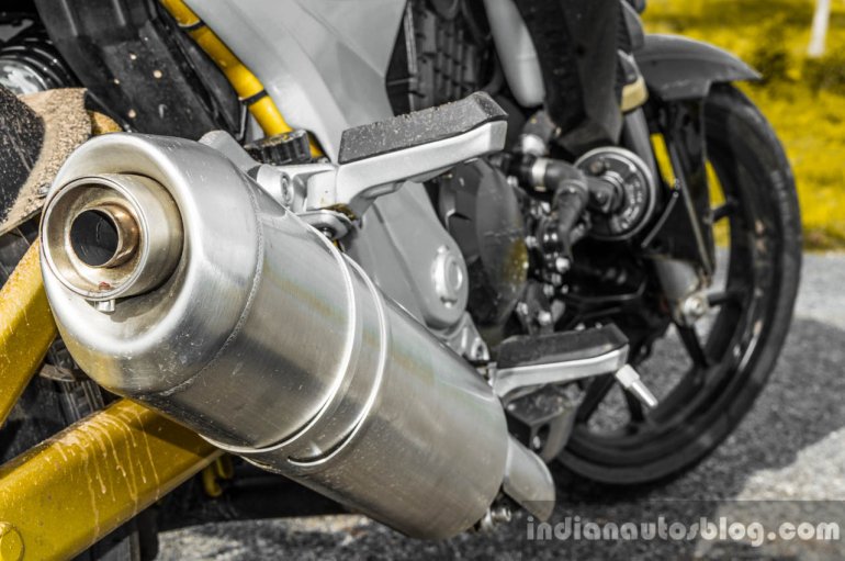 Mahindra Mojo black exhaust review