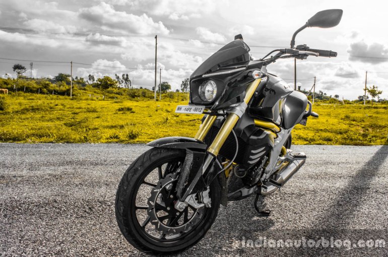Mahindra Mojo black front quarter review