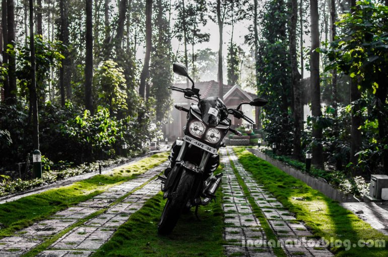 Mahindra Mojo grass land front review