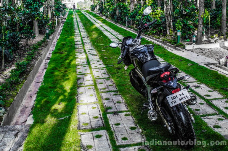Mahindra Mojo grassland rear review