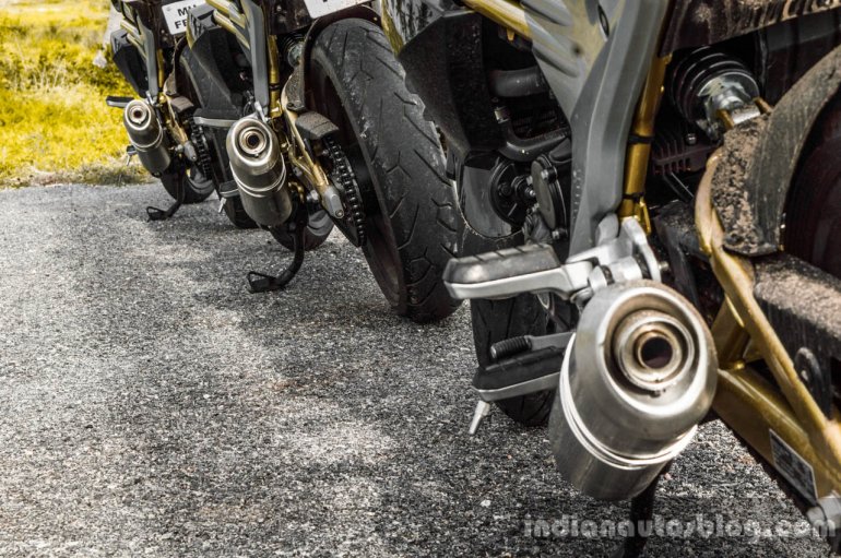 Mahindra Mojo triple exhaust wallpaper