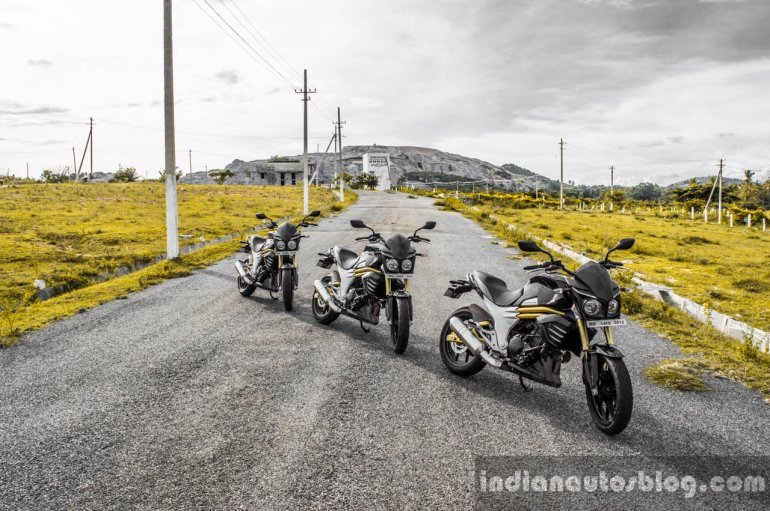 Mahindra Mojo triple front quarter wallpaper