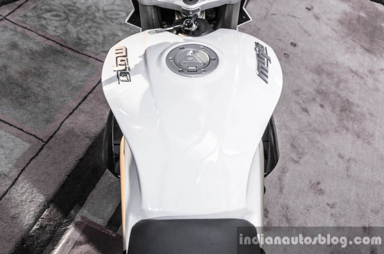 Mahindra Mojo white fuel tank top view review