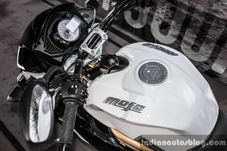 Mahindra Mojo white handlebar review