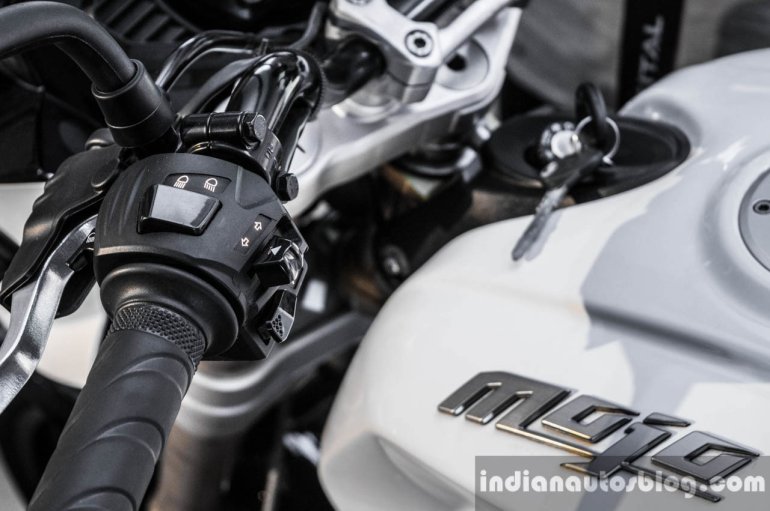 Mahindra Mojo white left buttons review
