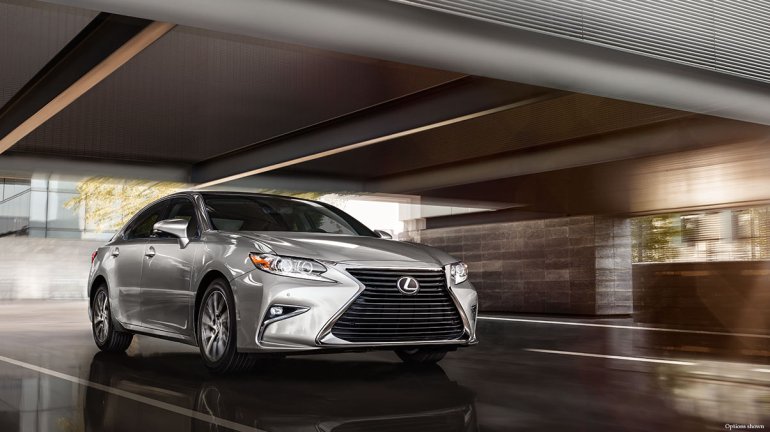 2016 Lexus ES front three quarters