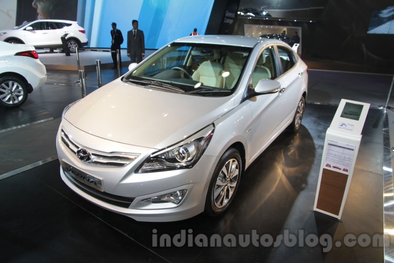 2016 Hyundai Verna front three quarters right at Auto Expo 2016