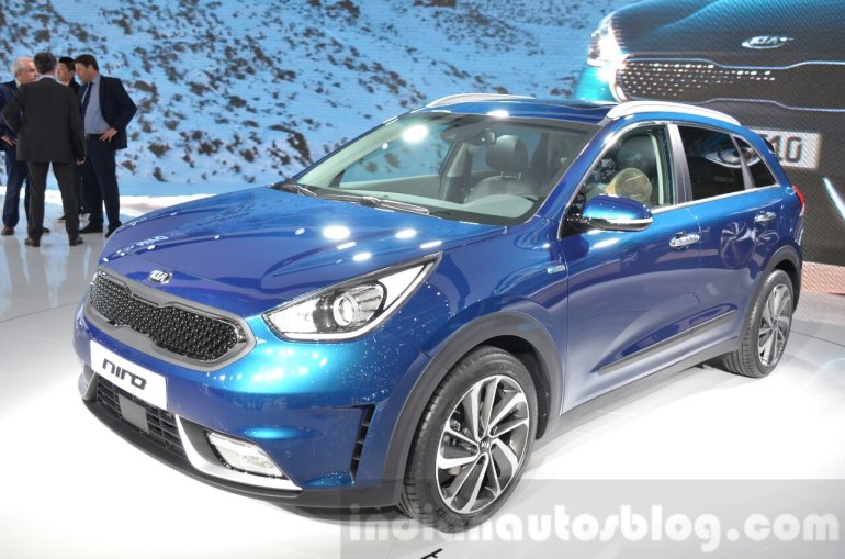 Kia Niro front three quarter at the 2016 Geneva Motor Show Live