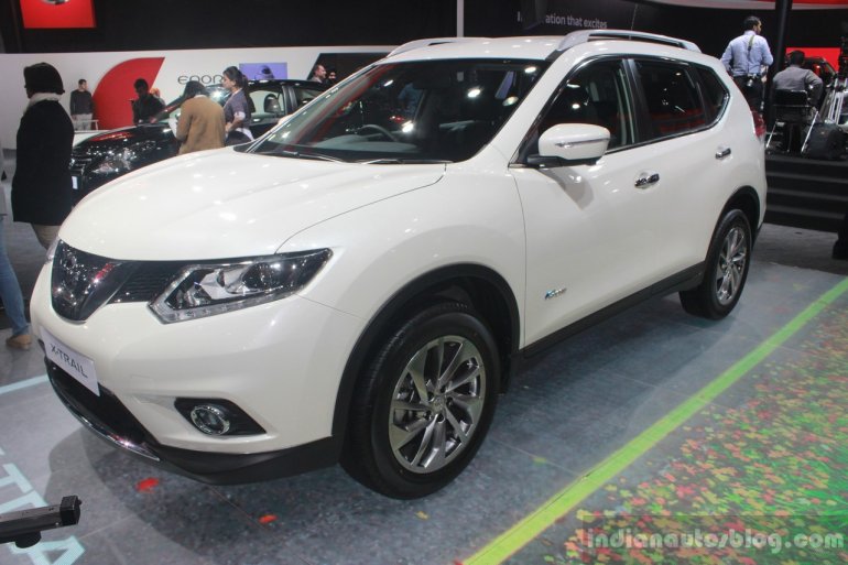Nissan X-Trail Hybrid front three quarters at Auto Expo 2016