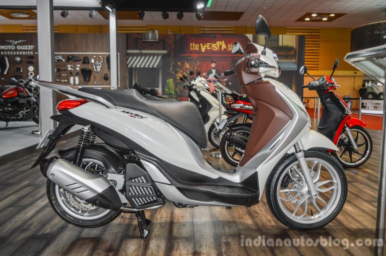 Piaggio Medley 125 ABS side at Auto Expo 2016