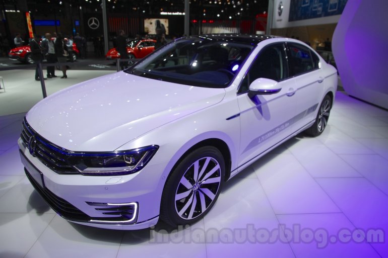 VW Passat GTE front three quarter at 2016 Auto Expo