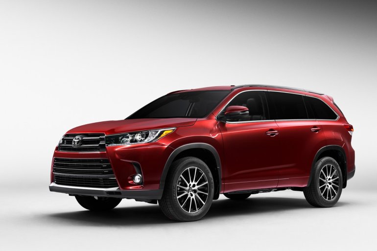 2017 Toyota Highlander front three quarters