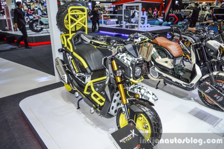 Honda Zoomer-X by X-Paint front quarter at 2016 BIMS