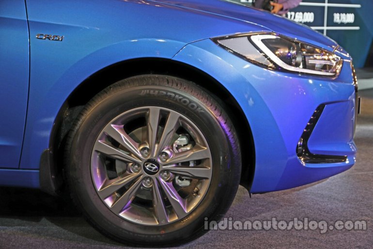 2016 Hyundai Elantra front wing launched in India