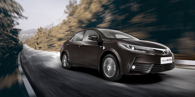 2017 Toyota Corolla (facelift) front three quarters right side
