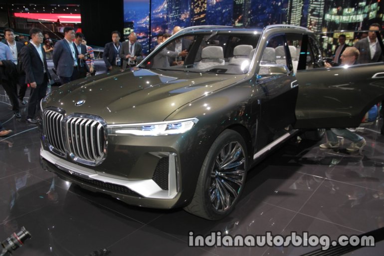 BMW Concept X7 iPerformance front three quarters at IAA 2017