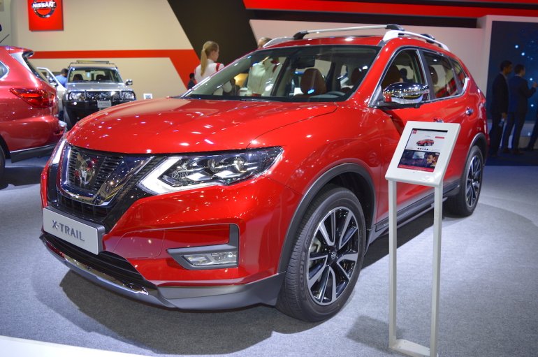 2018 Nissan X-Trail front three quarters left side at 2017 Dubai Motor Show
