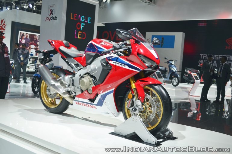 2018 Honda CBR1000RR Fireblade SP front right quarter at 2018 Auto Expo