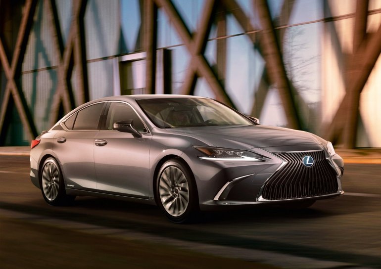 2018 Lexus ES front press image