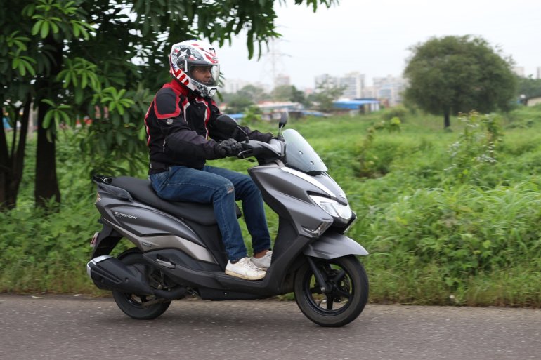 Suzuki Burgman Street front right quarter dynamic image